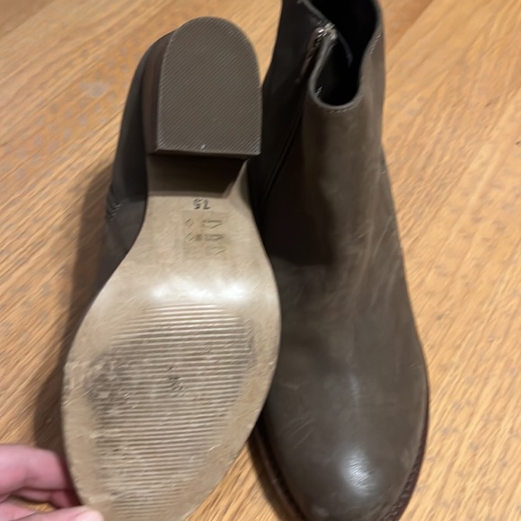 Blondo waterproof ankle booties. Olive green. Size 7.5 - Picture 4 of 4